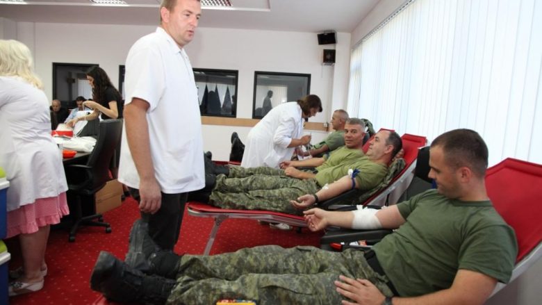Ushtarët e FSK-së dhurojnë gjak