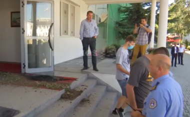 Gjilanasit hedhin bërllok para zyrës së Lutfi Hazirit (Video)