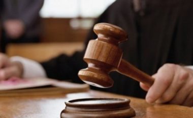 Gjyqtari merr 500 euro ryshfet dhe favore seksuale për t’ia mundësuar nënës së divorcuar kujdestarinë e vajzës (video)