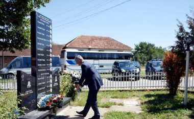 Bashkëluftëtarët nuk ia falin presidentit Thaçi: Vizita tek memorialet e serbëve fyerje për luftën e UÇK-së (Video)