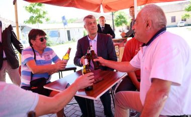 Thaçi në Gorazhdec qeras bashkëbiseduesit me birra (Foto)