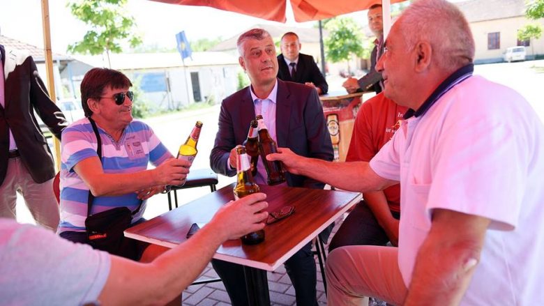 Thaçi në Gorazhdec qeras bashkëbiseduesit me birra (Foto)