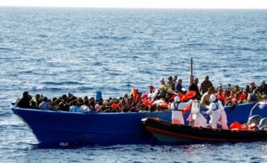 Varka e tyre ishte mbytur, rreth 50 migrantë shpëtohen në Greqi