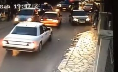 Në Shëngjin, polici grushton qytetarin, e rrëzon përtokë (Video)