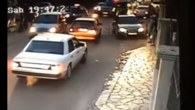 Në Shëngjin, polici grushton qytetarin, e rrëzon përtokë (Video)