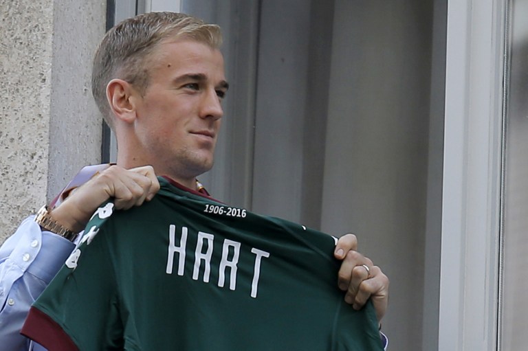 British goalkeeper Joe Hart poses upon his arrival for a medical check before joining the Torino football club from former club Manchester City on August 30, 2016 in Turin. England goalkeeper Joe Hart arrived in Turin on Agust 30 ahead of undergoing a medical that should see him sign a season-long loan deal with the unfashionable Serie A club.  Hart, 29, has fallen out of favour with Pep Guardiola at Manchester City following the signing of Claudio Bravo from Barcelona and is set to join Torino in a bid to preserve his club future and international career following England's spectacular Euro 2016 exit.  / AFP PHOTO / Marco BERTORELLO