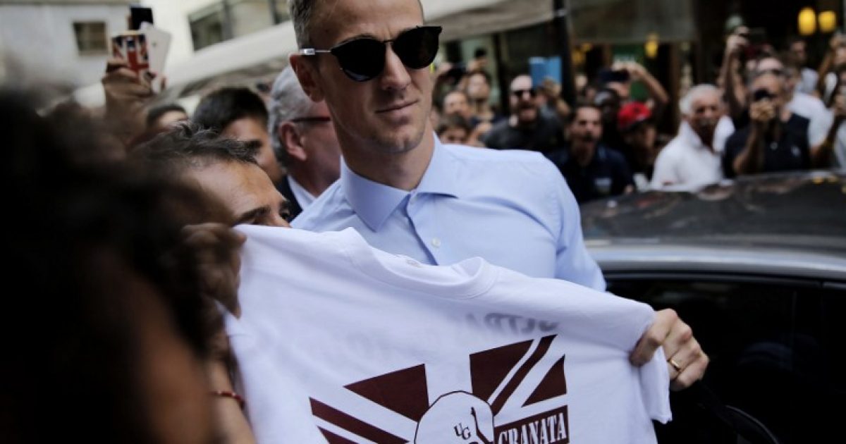 British goalkeeper Joe Hart poses with a supporter shirt upon his arrival for a medical check before joining the Torino football club from former club Manchester City on August 30, 2016 in Turin. England goalkeeper Joe Hart arrived in Turin on Agust 30 ahead of undergoing a medical that should see him sign a season-long loan deal with the unfashionable Serie A club. Hart, 29, has fallen out of favour with Pep Guardiola at Manchester City following the signing of Claudio Bravo from Barcelona and is set to join Torino in a bid to preserve his club future and international career following England's spectacular Euro 2016 exit. / AFP PHOTO / Marco BERTORELLO