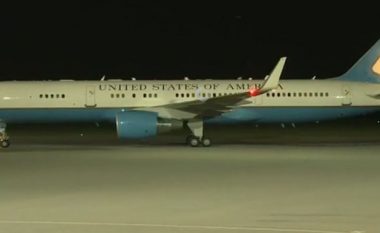 Ateron aeroplani i Joe Biden në aeroportin e Prishtinës