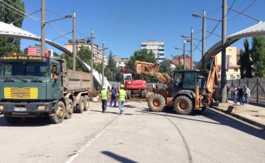 Fillon heqja e barrikadës mbi urën e Ibrit në Mitrovicë (Foto/Video)