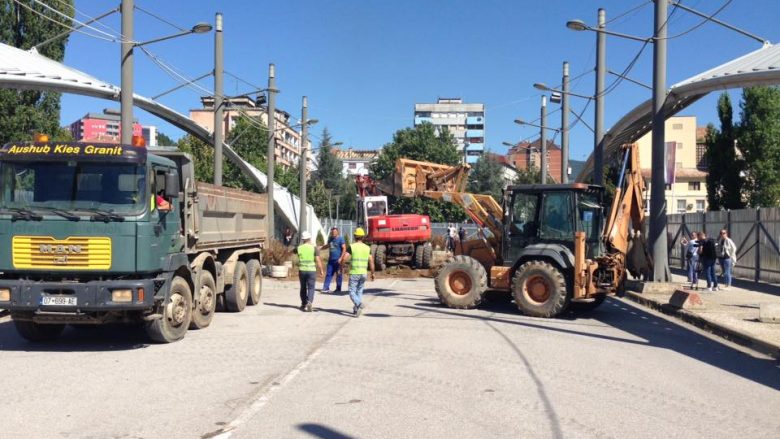 Fillon heqja e barrikadës mbi urën e Ibrit në Mitrovicë (Foto/Video)