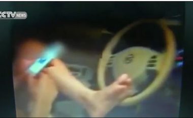 Trimëri apo çmenduri: Vozit veturën me këmbë (Video)