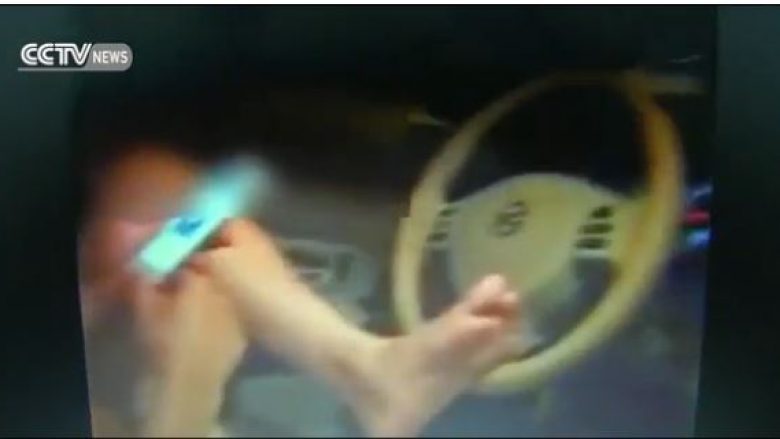 Trimëri apo çmenduri: Vozit veturën me këmbë (Video)