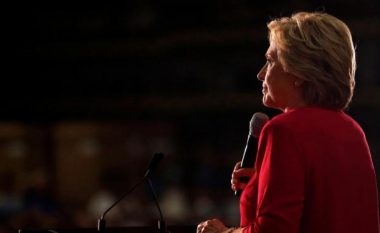 FBI gjen rreth 15 mijë e-mail të Hillary Clinton-it