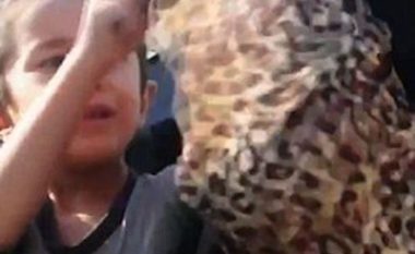 Shikoni reagimin e vogëlushit, kur sheh nënën duke shqyer mbulesën si shenjë gëzimi që i shpëtoi ISIS-it (Video)