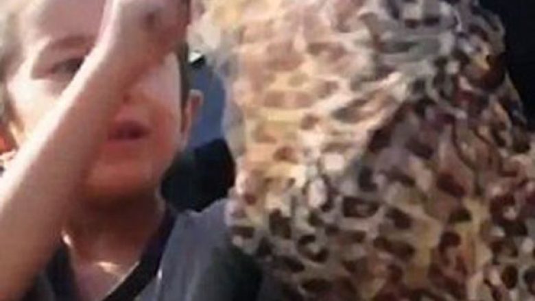 Shikoni reagimin e vogëlushit, kur sheh nënën duke shqyer mbulesën si shenjë gëzimi që i shpëtoi ISIS-it (Video)