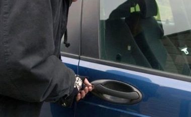 Fushë Kosovë, kapet në flagrancë duke vjedhur kasetofonin e veturës