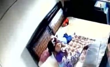 Pamje të tmerrshme: Gruaja rrah foshnjën e saj, tenton që edhe ta mbysë atë! (Video+18)