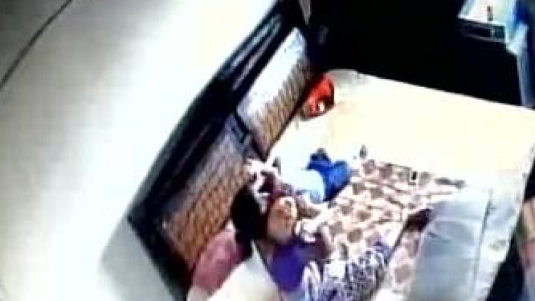 Pamje të tmerrshme: Gruaja rrah foshnjën e saj, tenton që edhe ta mbysë atë! (Video+18)