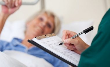 Sulmohet gjatë punës infermierja në Vushtrri