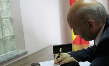 Mustafa u nënshkrua në librin e zisë për nder të viktimave në Maqedoni