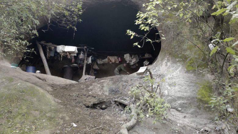 Kjo është jeta e njeriut që jeton prej 40 vitesh në shpellë (Foto/Video)