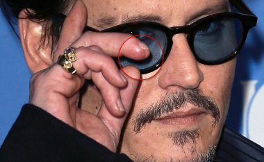 Johnny Depp pren majën e gishtit, dhe shkruan me gjakun e tij akuzat ndaj bashkëshortes, Amber Heard (Foto)