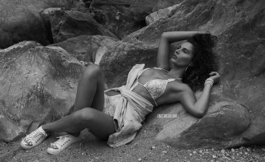 Ish-Miss Kosova del e lagur dhe topless në fotosesionin seksi (Foto)