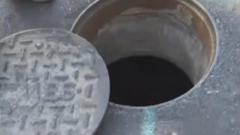 Dy fëmijë gjenden duke “jetuar në kanalizime”