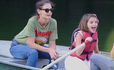 Edhe pse prindërit e saj janë të famshëm, vajza e Tom Cruise shijon ditët si çdo moshatar i saj! (Foto)