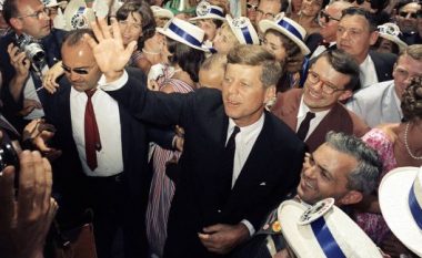 Historia e John F. Kennedy: Njeriu që na bëri të ëndërronim Hënën dhe pastaj na e dha (Foto)