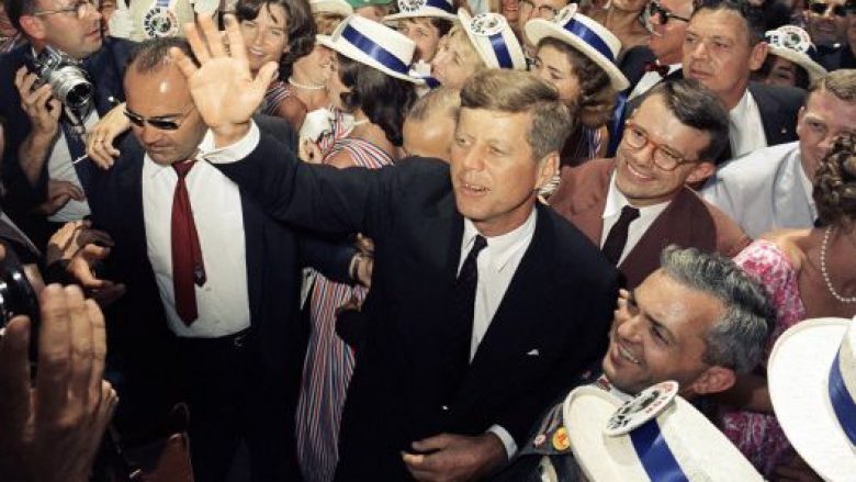 Historia e John F. Kennedy: Njeriu që na bëri të ëndërronim Hënën dhe pastaj na e dha (Foto)