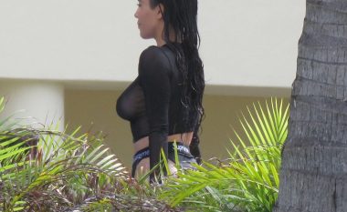 Vetëm ajo di ta ‘rrënojë’ internetin: Kim Kardashian zbulon thimthat e gjoksit (Foto, +18)