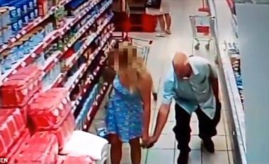 I moshuari kapet duke fotografuar poshtë fustanit të një biondeje në supermarket (Video)