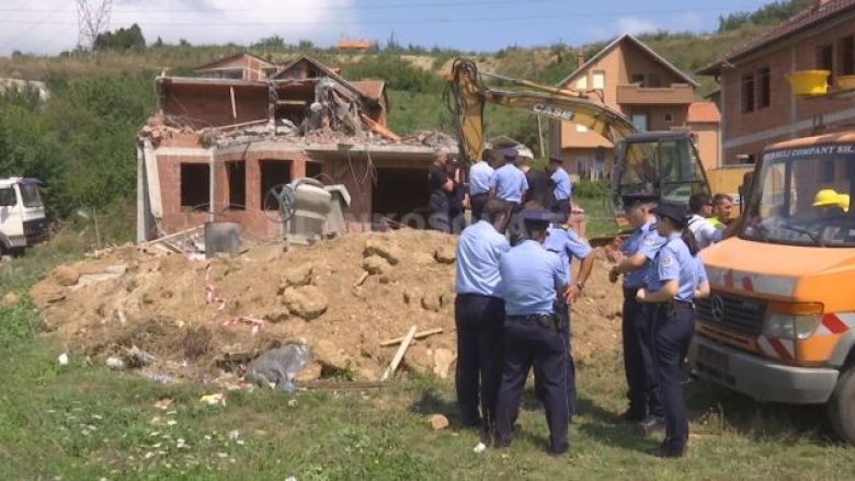 Komuna e Prishtinës rrënon një shtëpi në Kolovicë, familjarët thonë se do ta ndërtojnë një tjetër më të mirë (Video)