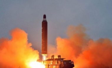 Koreja e Veriut teston raketat balistike në ujërat japoneze