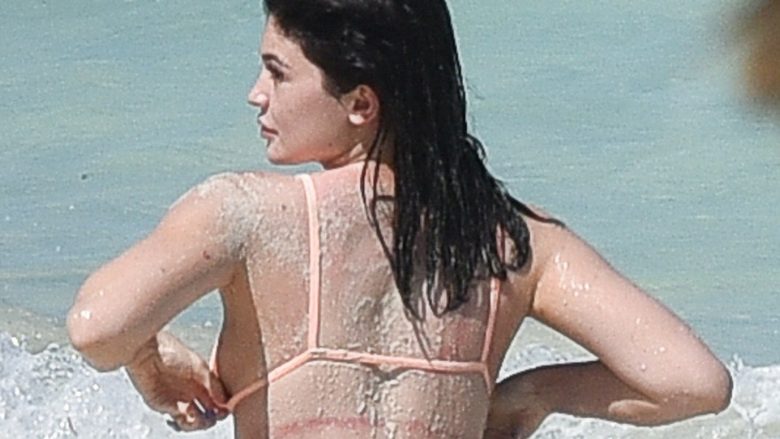 Kylie Jenner godet, të pasmet e saj ju lënë pa frymë (Foto)