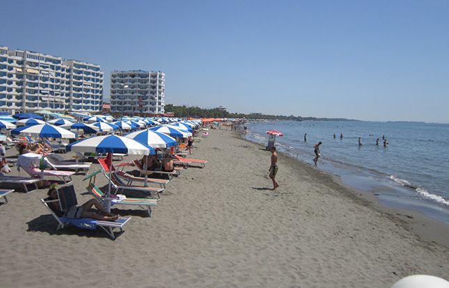Kontrollohet cilësia e ujit në plazhet e Shqipërisë