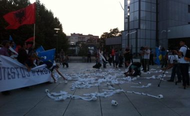 Protestuesit hedhin letra tualeti në oborrin e Qeverisë (Foto)