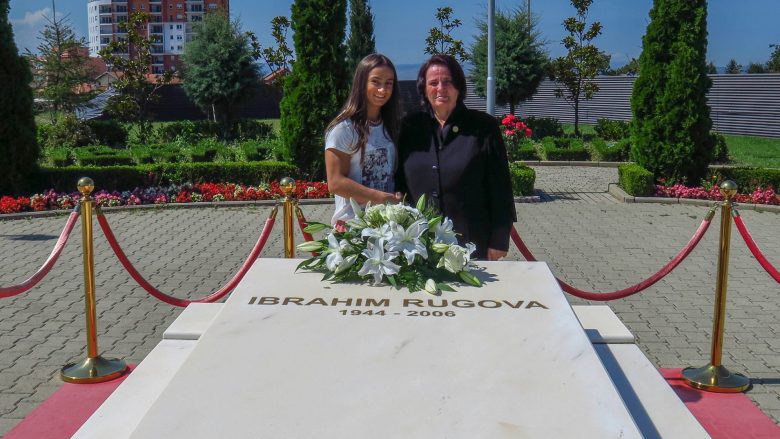 Majlinda Kelmendi bën homazhe te varri i presidentit Ibrahim Rugova (Foto)