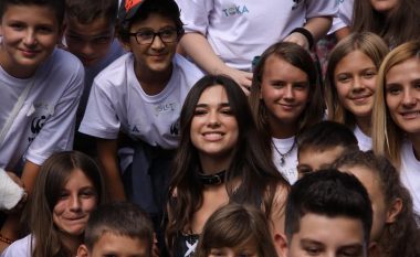 Dua Lipa realizoi një vizitë të veçantë në kampin e natyrës (Foto/Video)