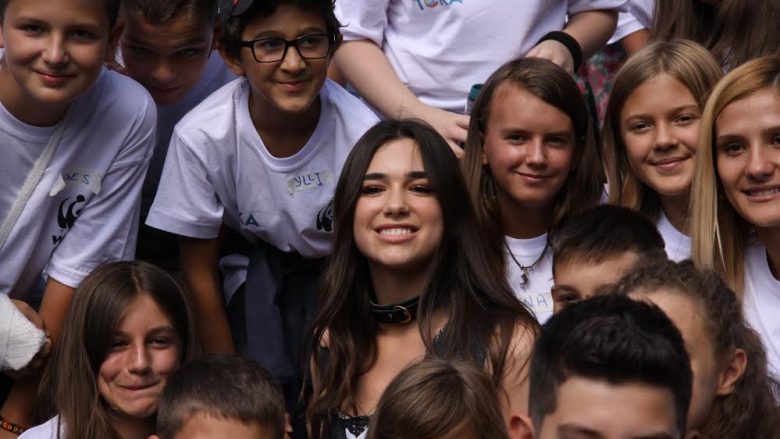 Dua Lipa realizoi një vizitë të veçantë në kampin e natyrës (Foto/Video)