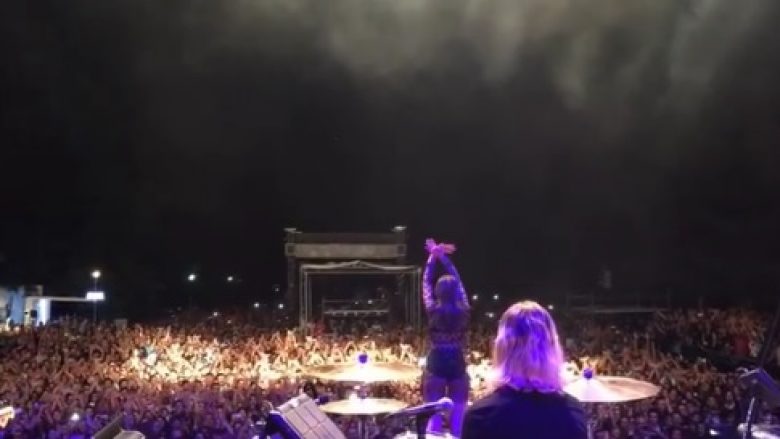 Dua Lipa zbulon numrin e pjesëmarrësve në koncertin e Prishtinës (Video)