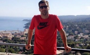 Lorik Cana kalon pushimet në Dhërmi me gazetaren e njohur (Foto)