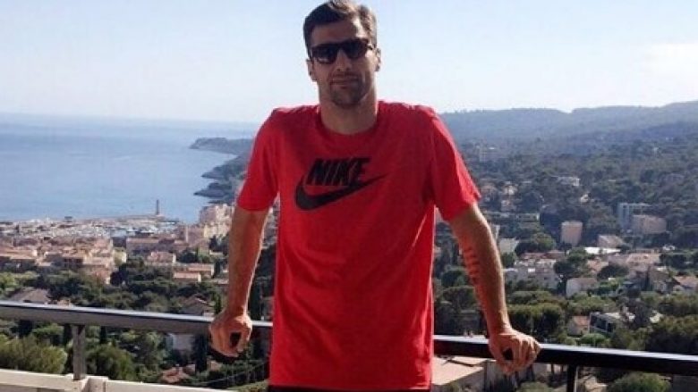 Lorik Cana kalon pushimet në Dhërmi me gazetaren e njohur (Foto)