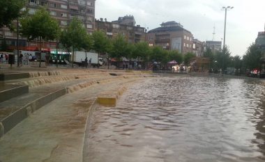 Rrugët e sheshet e Prishtinës shndërrohen në lumenj (Foto)