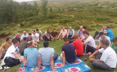 Limaj me deputetët e tij nëpër bjeshkë, kuvendojnë edhe për demarkacionin (Foto)