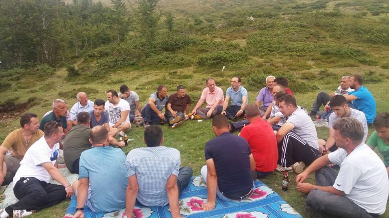 Limaj me deputetët e tij nëpër bjeshkë, kuvendojnë edhe për demarkacionin (Foto)