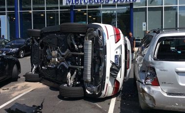 Përplasi veturën, vetëm gjashtë sekonda pasi e kishte blerë (Foto)