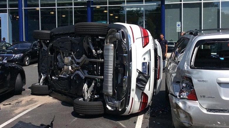 Përplasi veturën, vetëm gjashtë sekonda pasi e kishte blerë (Foto)