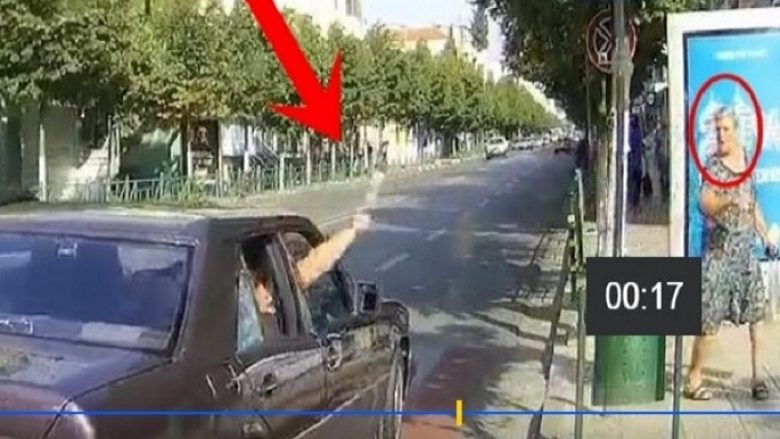 Shqiptari goditi të moshuarën me shishe nga makina, vjen gjoba nga policia (Foto)